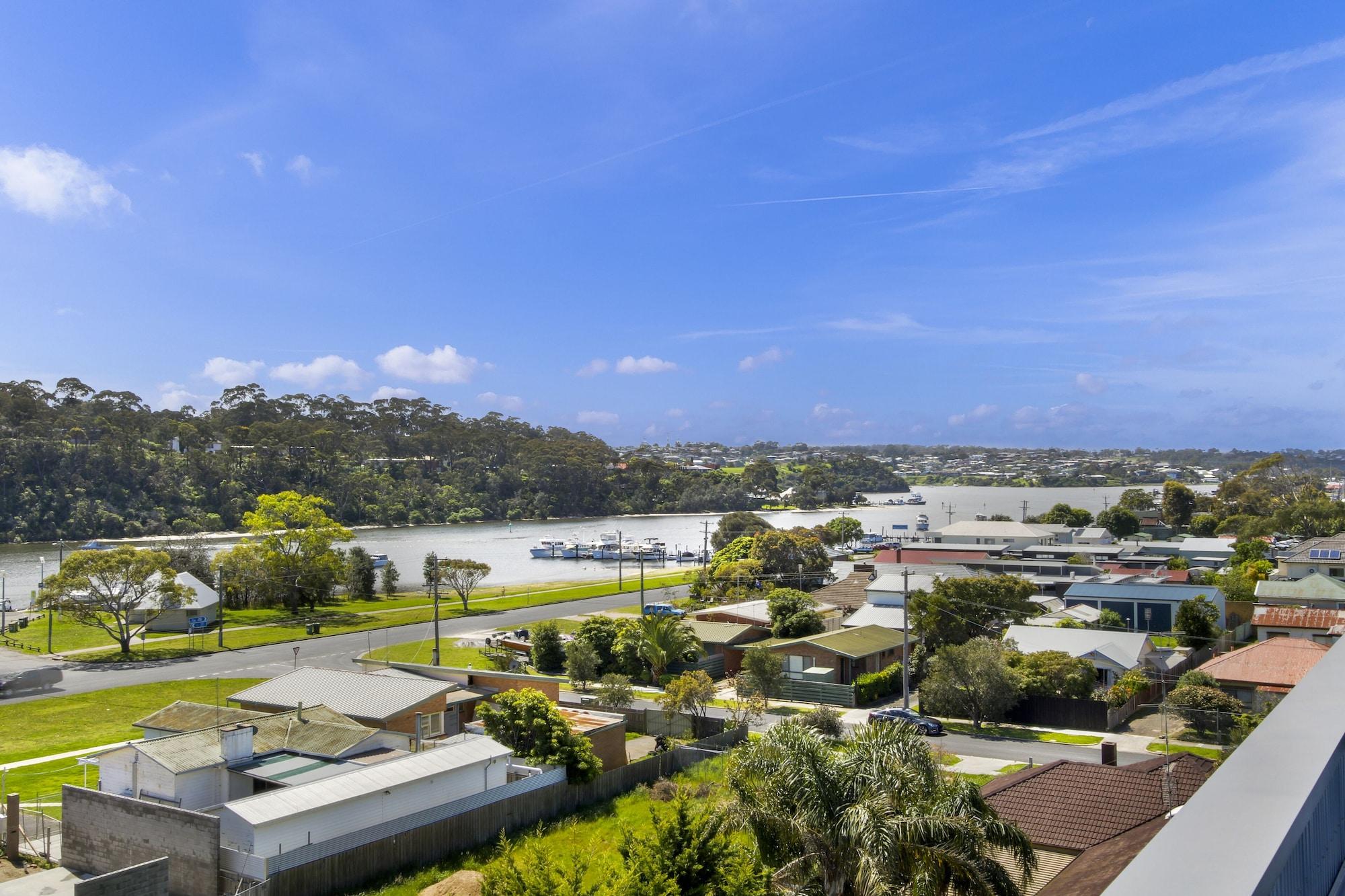 The Esplanade And Lakes Entrance