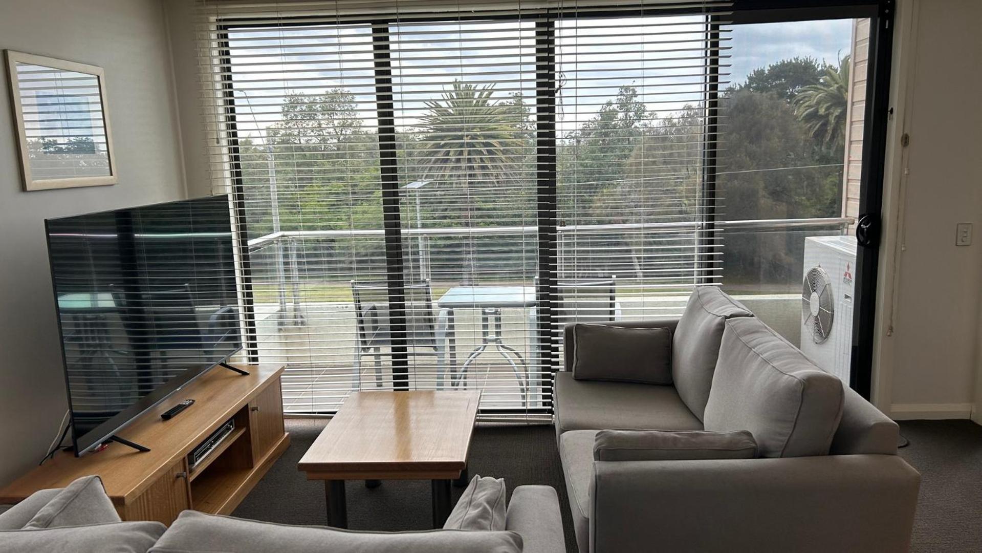 The Esplanade And 4* Lakes Entrance