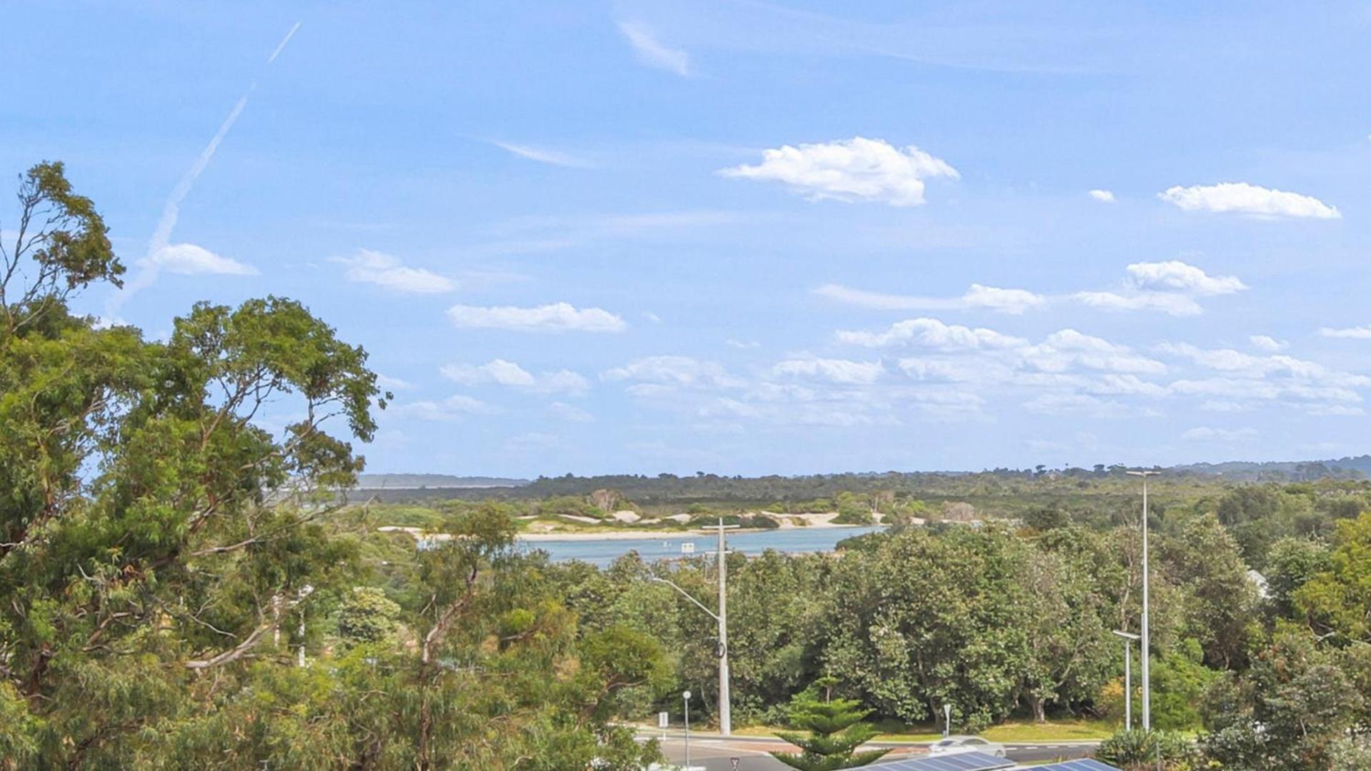 The Esplanade And 4* Lakes Entrance